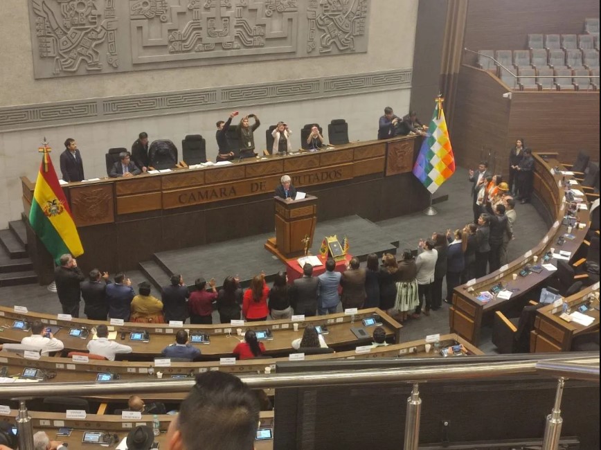 DIPUTADOS DIVIDIDOS POSTERGAN ELECCIÓN DE DIRECTIVA