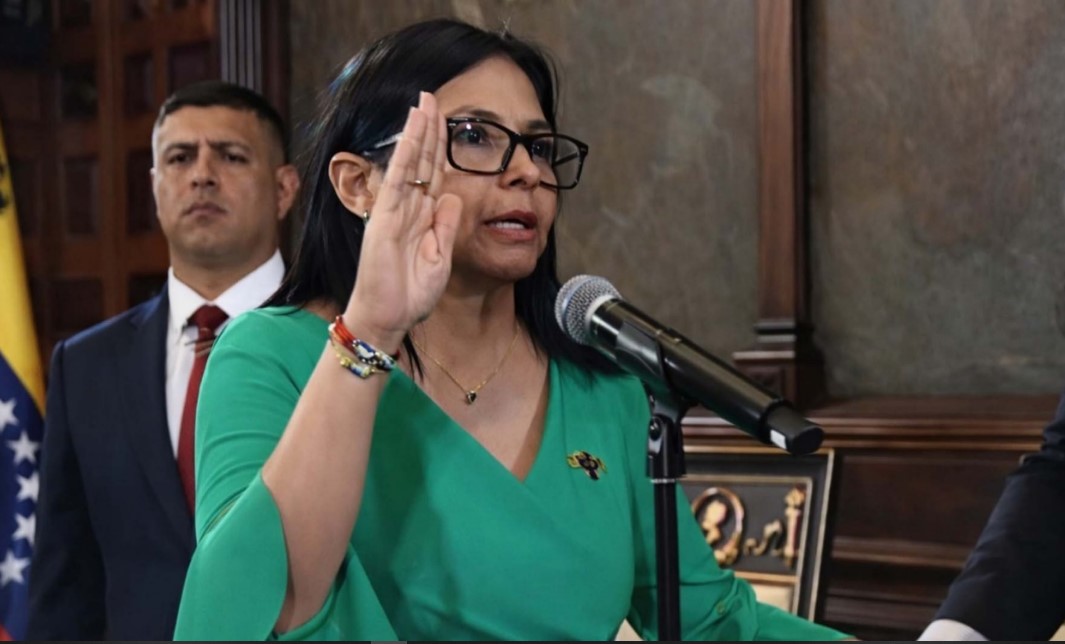 DELCY RODRÍGUEZ ASUME OFICIALMENTE COMO PRESIDENTA ENCARGADA DE VENEZUELA TRAS SECUESTRO DE MADURO