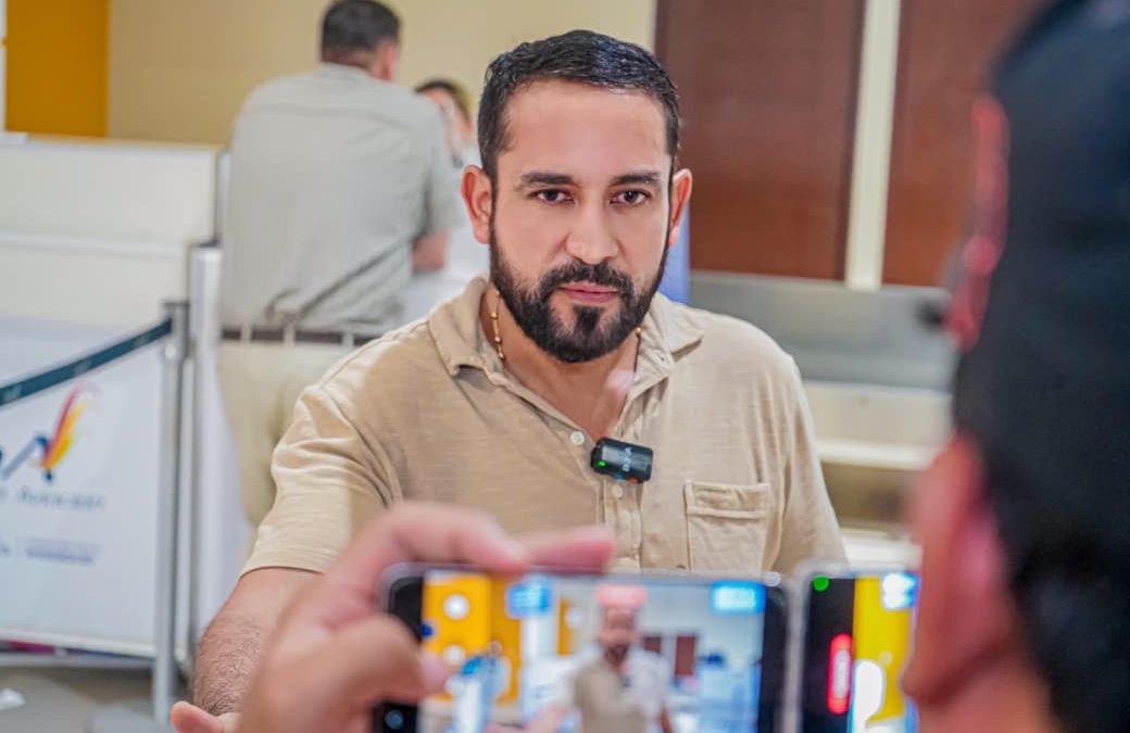 ALCALDE CRISTHIAN CÁMARA VIAJA A LA PAZ PARA REVERTIR INHABILITACIÓN ELECTORAL