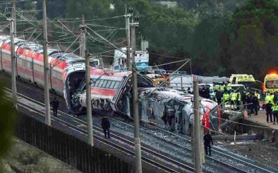 ACCIDENTE DE TREN EN ESPAÑA DEJA 39 MUERTOS Y VARIAS HIPÓTESIS ABIERTAS