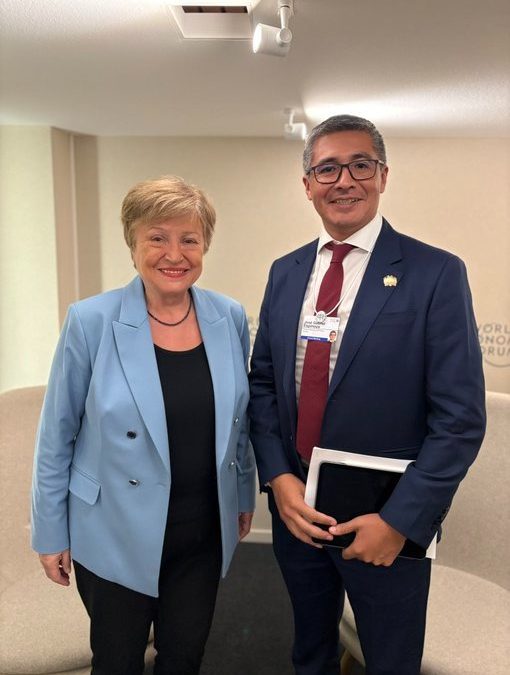 EN DAVOS, EL GOBIERNO DE PAZ SE ACERCA AL FMI