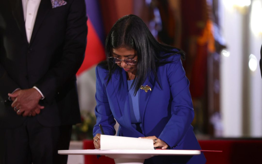 DELCY RODRÍGUEZ FIRMA AMNISTÍA QUE BENEFICIA A PRESOS POLÍTICOS