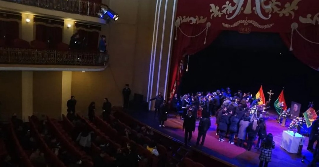 TRASLADAN A DAVID SANTALLA A LA PAZ Y ABREN SUS EXEQUIAS EN EL TEATRO MUNICIPAL
