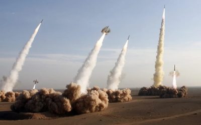 IRÁN LANZA OLEADAS DE MISILES Y DESAFÍA BASES DE EE.UU.