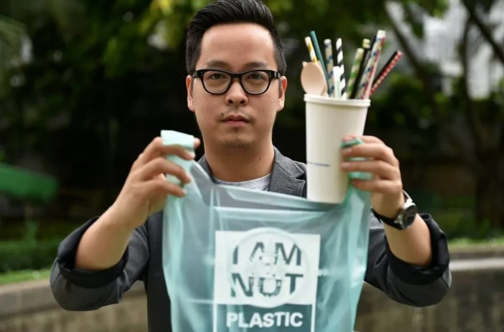 BIÓLOGO INDONESIO INVENTÓ BOLSAS DE YUCA PARA REDUCIR EL USO DE PLÁSTICO