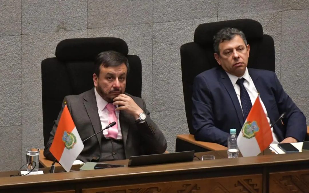 RODILLO PARLAMENTARIO FRENA CENSURA Y SALVA A MEDINACELLI