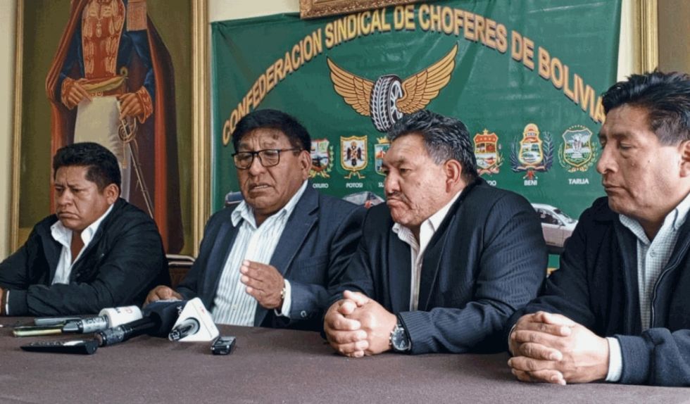 CASO GASOLINA: CHOFERES AMENAZAN CON PARALIZAR EL PAÍS