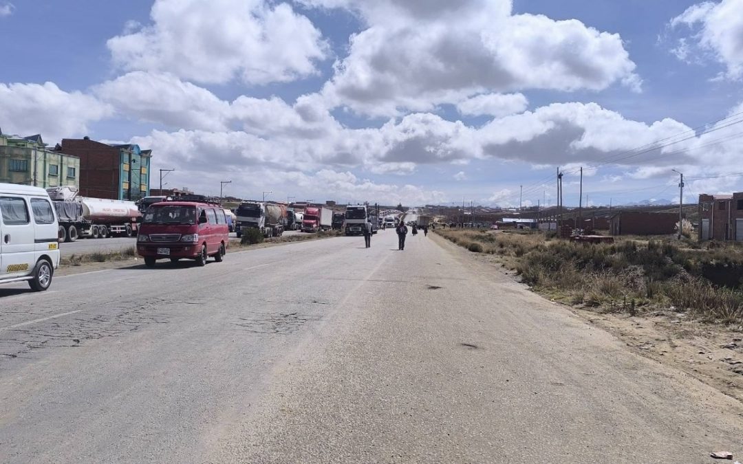 BLOQUEO DE CHOFERES PARALIZA LA VÍA LA PAZ–ORURO POR FALTA DE DIÉSEL