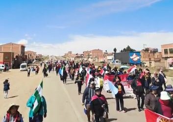 MAESTROS MARCHAN A LA PAZ Y DESAFÍAN NEGATIVA SALARIAL DEL GOBIERNO