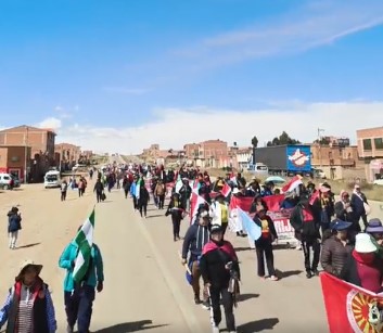 MAESTROS MARCHAN A LA PAZ Y DESAFÍAN NEGATIVA SALARIAL DEL GOBIERNO