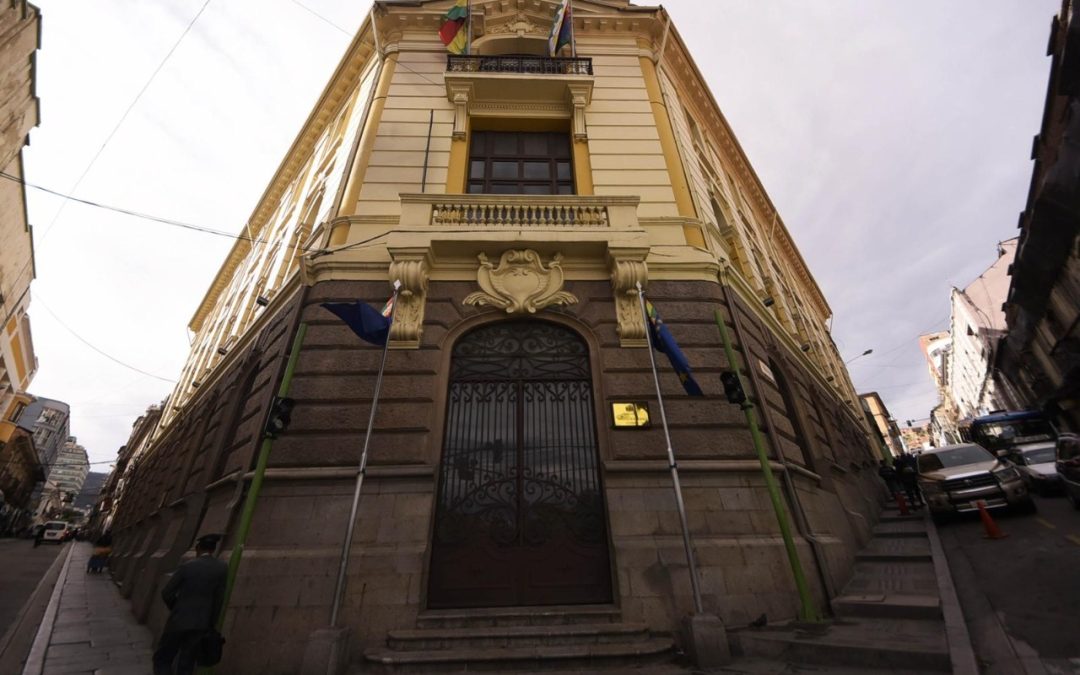 CANCILLERÍA ADMITE FALTA DE DÓLARES Y PAGA SUELDOS EN BOLIVIANOS AL SERVICIO EXTERIOR