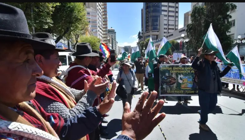 EL PAÍS SE CIERRA POR BLOQUEOS Y PAZ GUARDA SILENCIO