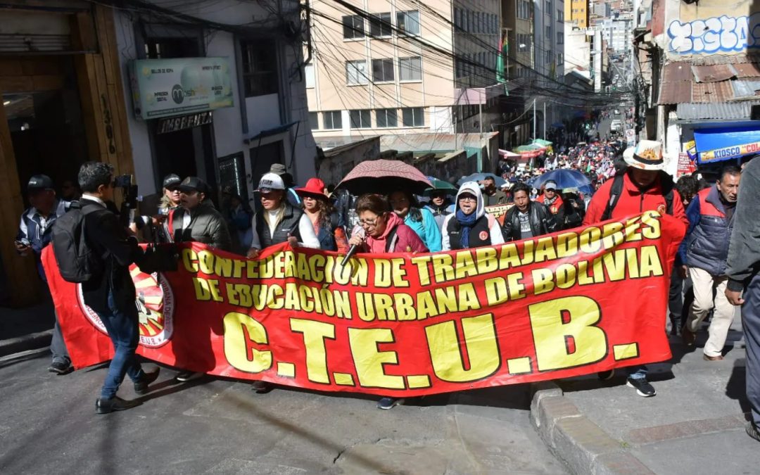 BOLIVIANOS EN LAS CALLES Y PAZ PIERDE CONTROL DEL PAÍS
