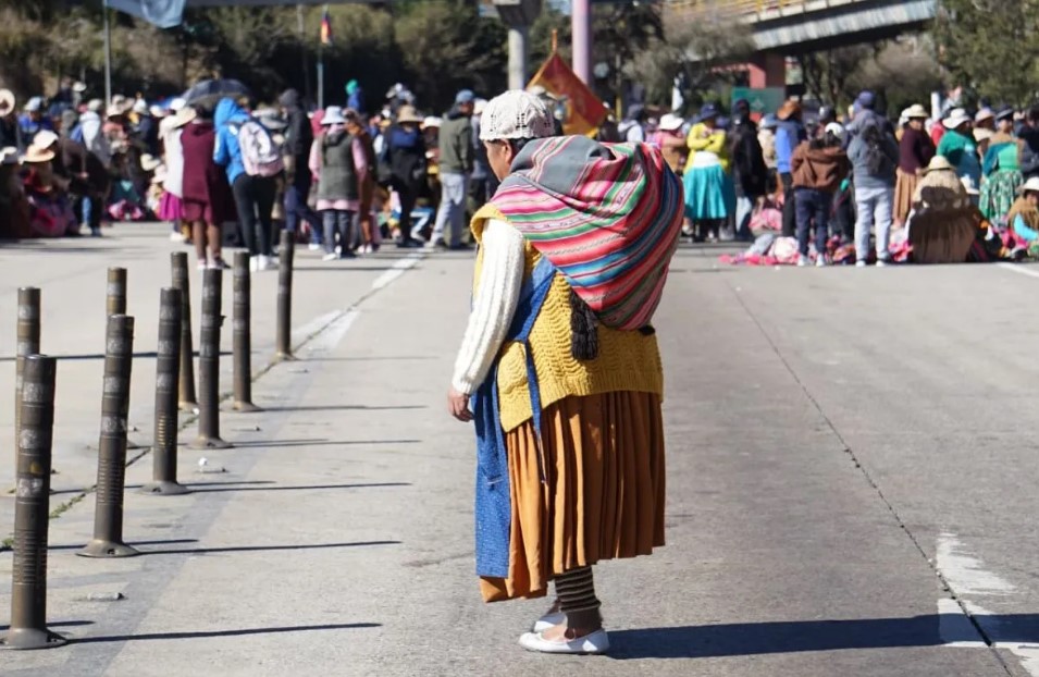 LA PAZ QUEDA CERCADA POR 18 BLOQUEOS Y EL GOBIERNO NO LOGRA CONTENER LA CRISIS