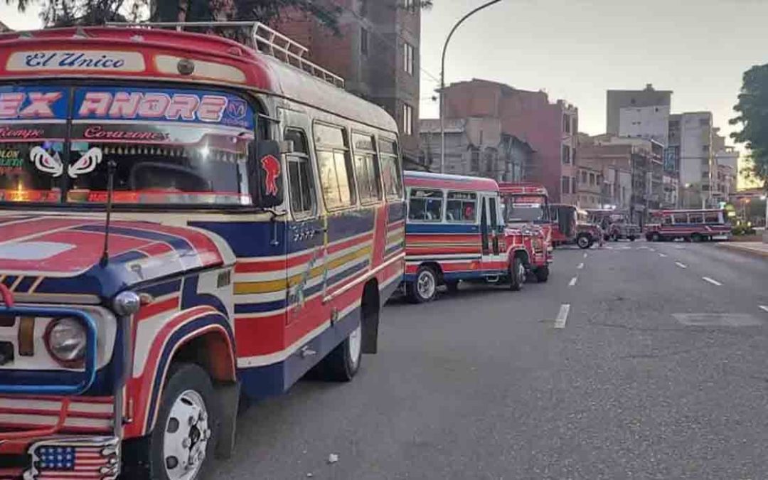 PARO INDEFINIDO DEL TRANSPORTE PONE CONTRA LAS CUERDAS AL GOBIERNO