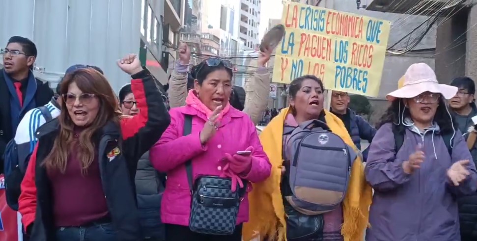 MAESTROS PACEÑOS TOMAN LAS CALLES Y DESCONOCEN PACTO DEL GOBIERNO
