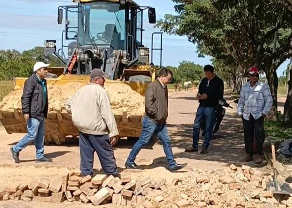 ALCALDE VERIFICA AVANCE DEL BACHEO EN UNA DE LAS AVENIDAS MÁS TRANSITADAS DE SANTA ANA
