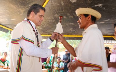 BASTÓN INDIGENAL ES ENTREGADO A MAURICIO BARBA EN TRINIDAD