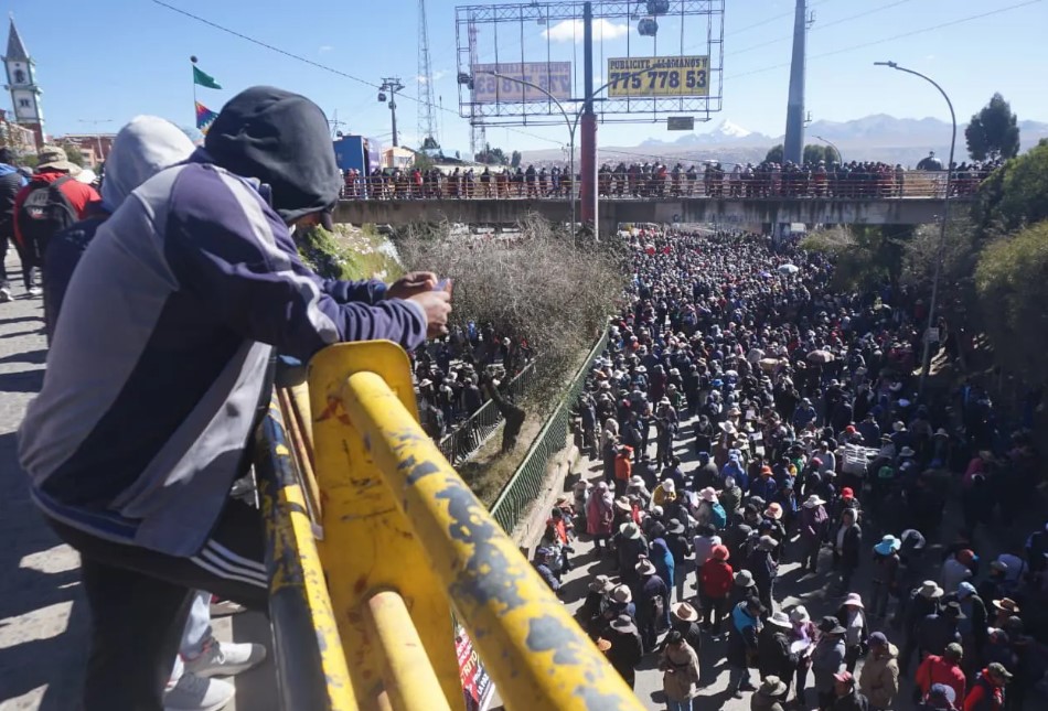 GOBIERNO EMPUJA AL PAÍS HACIA UNA CRISIS MAYOR