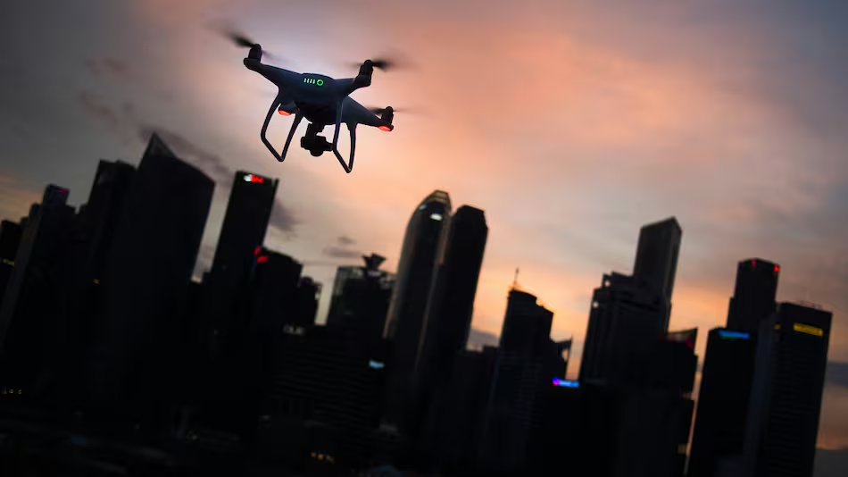 DRONES, ROBOTS E IA: CÓMO CHINA TRANSFORMÓ LA PELIGROSA LIMPIEZA DE RASCACIELOS EN UN NEGOCIO MILLONARIO