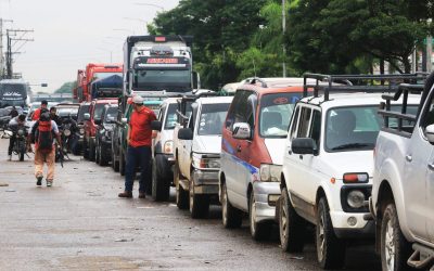 FALTA DE GASOLINA Y DIÉSEL PARALIZA Y PROFUNDIZA LA CRISIS EN TODO EL PAÍS