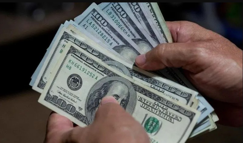 DÓLAR OFICIAL SEGUIRÁ SUBIENDO MIENTRAS PERSISTA LA ESCASEZ DE DIVISAS