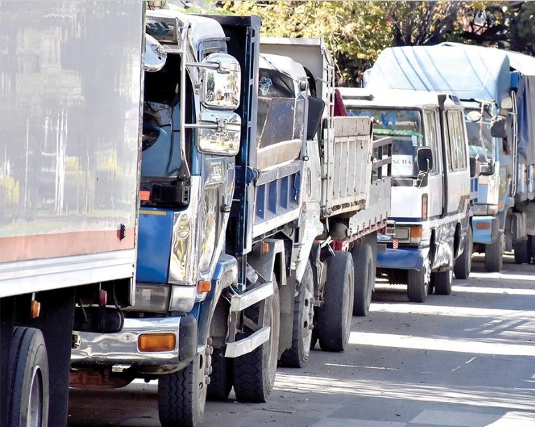 ESCASEZ DE COMBUSTIBLE ACERCA UN DIÉSELAZO Y GASOLINAZO