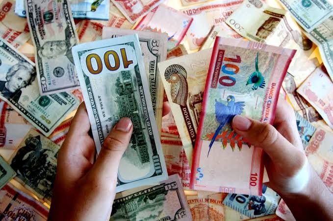 EL DÓLAR SUPERA BS 11 Y AGRAVA LA INCERTIDUMBRE