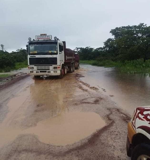 LLUVIAS SATURAN CAMINOS EN EL BENI Y SUSPENDEN LA CIRCULACIÓN DE TRANSPORTE DE CARGA