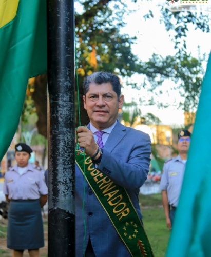 BENI INICIA AGOSTO CON IZA DE BANDERAS PATRIAS