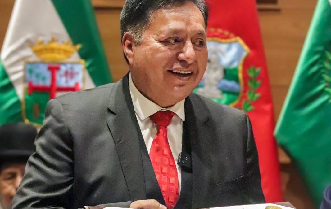 LUIS VÁSQUEZ ACUSA A PAZ DE BUSCAR VOTOS CON PREBENDAS