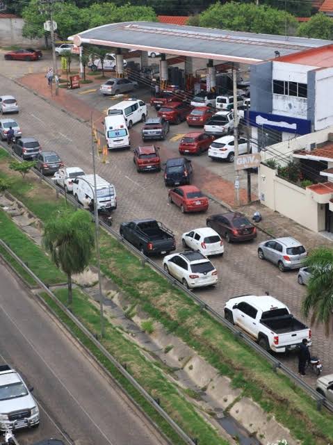 ESCASEZ DE DÓLARES PUEDE PROLONGAR LAS FILAS POR COMBUSTIBLE HASTA DICIEMBRE