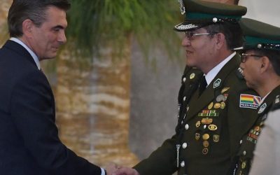 ÁLVAREZ ASUME LA POLICÍA Y PAZ CAMBIA TODA LA CÚPULA DEL ALTO MANDO