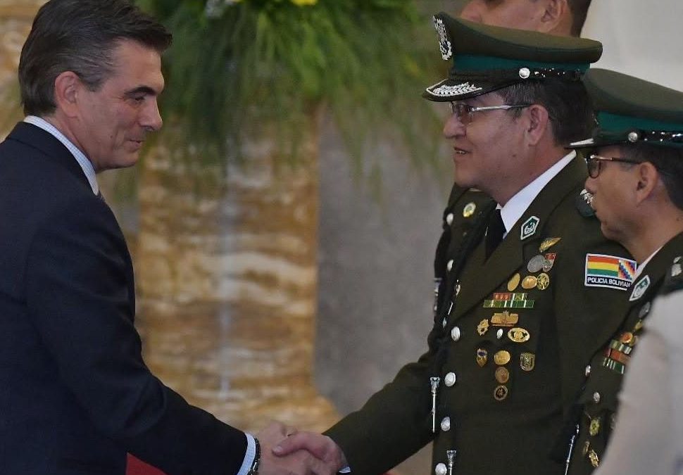 ÁLVAREZ ASUME LA POLICÍA Y PAZ CAMBIA TODA LA CÚPULA DEL ALTO MANDO