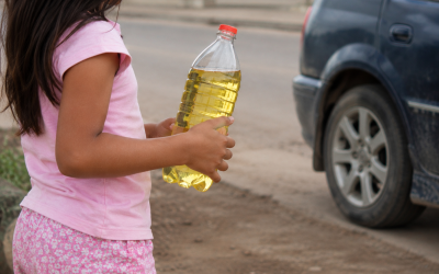 PELIGRO: NIÑOS VENDEN GASOLINA EN TRINIDAD