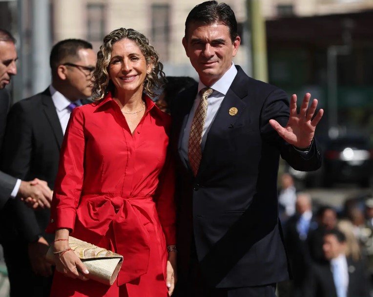 ¿POR QUÉ PAZ Y SU FAMILIA PERMANECIERON CUATRO DÍAS EN BOCA RATÓN SIN AGENDA OFICIAL?