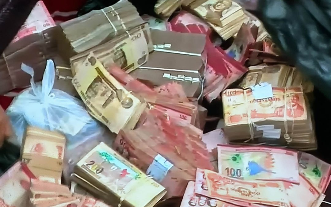 INCAUTAN DINERO EN AMBULANCIA QUE SALIÓ DE LA VIVIENDA DE ROGER MARIACA