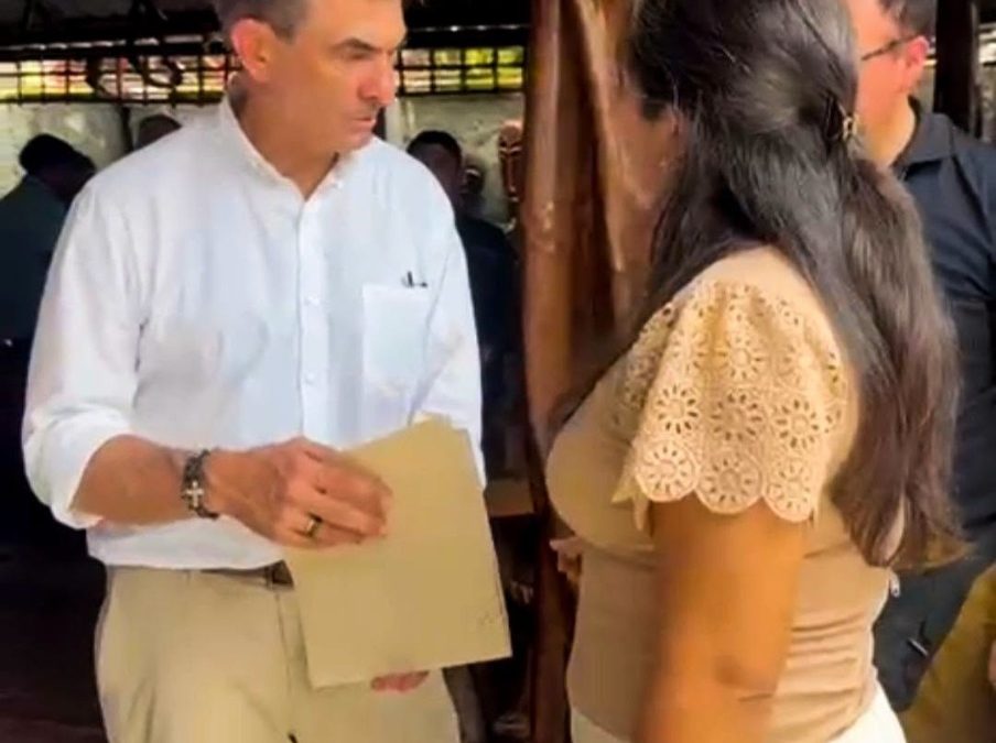 CONCEJAL ENTREGA CARTA A RODRIGO PAZ Y EXIGE OBRAS VIALES PARA BENI