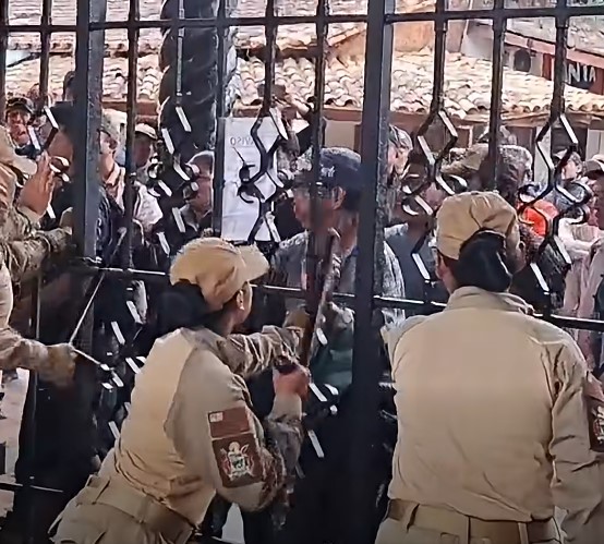 INTENTAN DERRIBAR LAS PUERTAS DEL CEMENTERIO GENERAL DE TRINIDAD POR RESTRICCIONES DE INGRESO